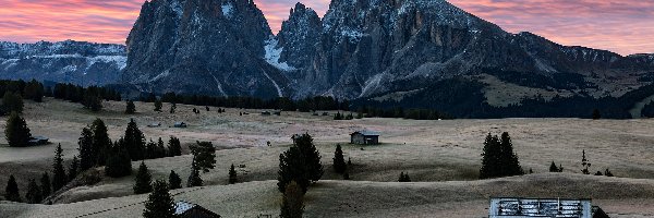 Val Gardena, Dolomity, Włochy, Płaskowyż Seiser Alm, Dolina, Domy, Drzewa, Góry