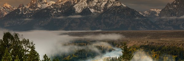 Rzeka, Park Narodowy Grand Teton, Chmury, Mgła, Teton Range, Lasy, Drzewa, Stany Zjednoczone, Góry, Snake River