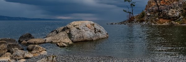 Jezioro Bajkał, Drzewa, Skały, Rosja, Chmury