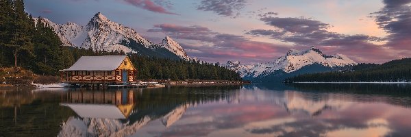 Lasy, Park Narodowy Jasper, Chmury, Drzewa, Jezioro, Maligne Lake, Góry, Kanada, Prowincja Alberta, Przystań