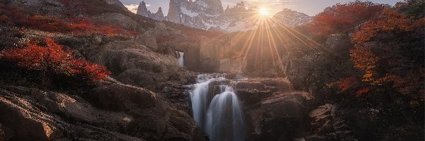 Jesień, Patagonia, Skały, Kaskada, Fitz Roy, Promienie słońca, Rzeka, Argentyna, Góra, Roślinność