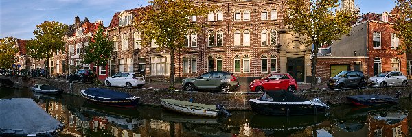 Domy, Kanał wodny, Łódki, Samochody, Haarlem, Holandia