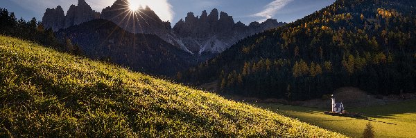 Drzewa, Dolina Val di Funes, Łąka, Las, Góry, Dolomity, Jesień, Włochy, Kościół św Jana, Promienie słońca