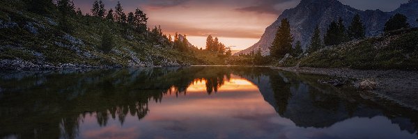 Drzewa, Tyrol, Zachód słońca, Chmury, Dolomity, Jezioro, Lago Limides, Włochy, Góry, Odbicie