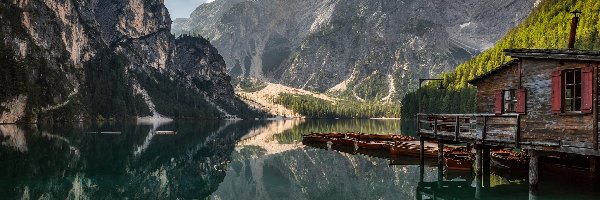 Drewniany, Południowy Tyrol, Łódki, Drzewa, Pragser Wildsee, Góry, Dolomity, Włochy, Jezioro, Dom