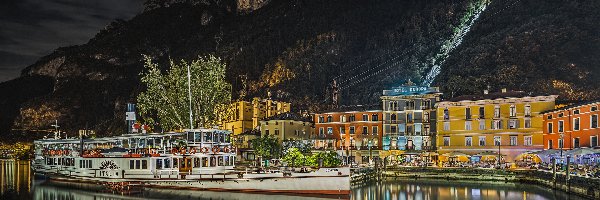 Statek, Drzewa, Kolorowe, Riva del Garda, Włochy, Góry, Odbicie, Domy, Jezioro Garda