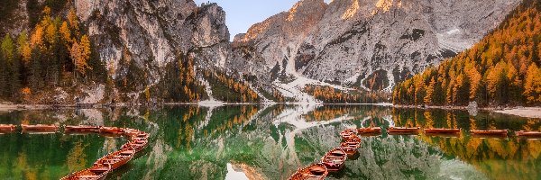 Dolomity, Włochy, Łódki, Jezioro, Odbicie, Pragser Wildsee, Góry, Jesień, Lago di Braies, Południowy Tyrol, Drzewa