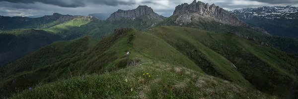 Ciemne, Trawa, Chmury, Góry