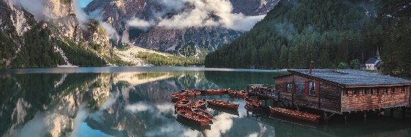 Pragser Wildsee, Jezioro, Dolomity, Alpy, Góry, Włochy, Łódki, Dom, Drzewa