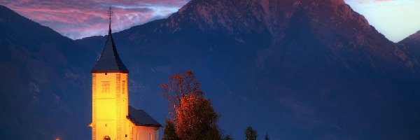 Wieś Jamnik, Wzgórze, Góry, Słowenia, Kościół św Primusa i Felicjana, Oświetlony