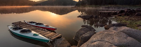 Mgła, Kajaki, Pomosty, Jezioro, Wschód słońca, Drzewa, Skała