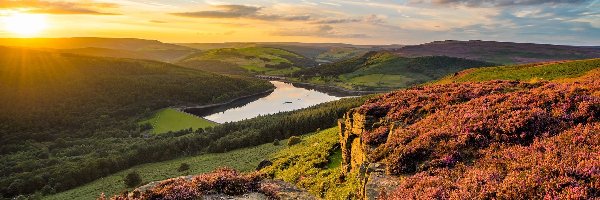 Wzgórza, Zachód słońca, Bamford Edge, Skały, Park Narodowy Peak District, Anglia, Ladybower Reservoir, Wrzosowisko, Jezioro