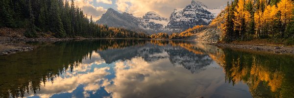 Drzewa, Par prowincjonalny Mount Assiniboine, Góry, Sunburst Lake, Jezioro, Kanada, Kolumbia Brytyjska, Canadian Rockies, Jesień