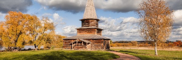 Rosja, Drzewa, Jesień, Wniebowzięcia Najświętszej Marii Panny, Kościół, Obwód nowogrodzki, Wieś Kuritsko