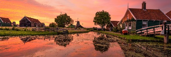 Drzewa, Domy, Niebo, Rzeka, Holandia, Kanał, Most, Zaandam, Skansen Zaanse Schans, Wiatrak, Wschód słońca