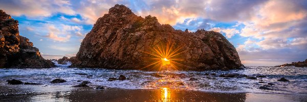 Pfeiffer Beach, Kalifornia, Keyhole Arch, Skała, Plaża, Wschód słońca, Fale, Stany Zjednoczone