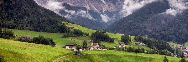 Wieś, Południowy Tyrol, Włochy, Mgła, Drzewa, Dolomity, Chmury, Domy, Góry, Santa Maddalena, Kościół, Lasy, Droga