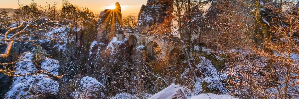 Niemcy, Skały, Formacja Bastei, Most, Zima, Park Narodowy Saskiej Szwajcarii, Drzewa