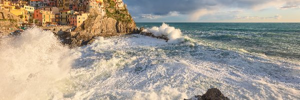 Kolorowe, Włochy, Domy, Miejscowość Manarola, Chmury, Morze Liguryjskie, Cinque Terre, Skały, Fale, Gmina Riomaggiore, Zatoka