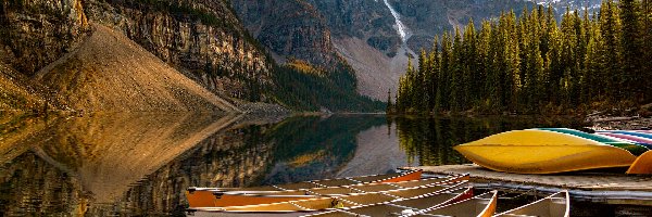 Jezioro Moraine, Prowincja Alberta, Drzewa, Canadian Rockies, Rozświetlone, Szczyty, Góry, Kanada, Park Narodowy Banff, Kajaki