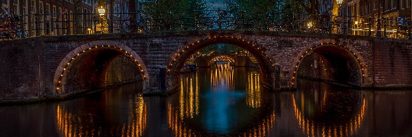 Rowery, Miasto nocą, Amsterdam, Budynki, Chmury, Drzewa, Kanał Keizersgracht, Niebo, Oświetlenie, Lampy, Most, Holandia