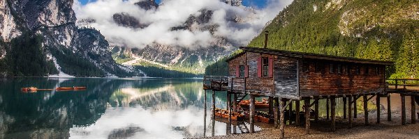 Dom, Drewniany, Góry, Jezioro Pragser Wildsee, Południowy Tyrol, Włochy, Drzewa, Dolomity, Łódki