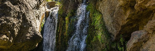 Hiszpania, Cascada de Santiuste, Kępka, Wodospad, Skały, Rośliny, Trawy