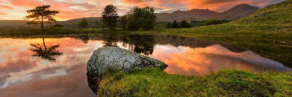 Anglia, Kelly Hall Tarn, Drzewa, Jezioro, Góry, Chmury, Zachód słońca