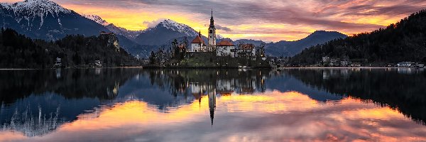 Zachód słońca, Jezioro Bled, Kościół, Wyspa Blejski Otok, Słowenia, Drzewa, Góry
