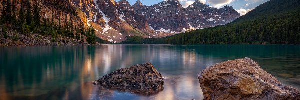 Drzewa, Prowincja Alberta, Park Narodowy Banff, Odbicie, Jezioro Moraine, Góry, Chmury, Kanada