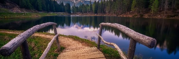 Tre Cime di Lavaredo, Jezioro, Drzewa, Mostek, Włochy, Góry, Masyw, Prowincja Belluno, Dolomity, Antorno Lake, Chmury