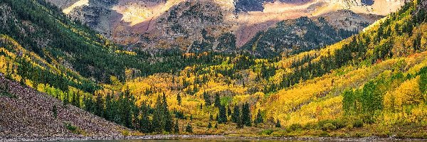 Odbicie, Szczyty Maroon Bells, Stany Zjednoczone, Stan Kolorado, Jezioro Maroon Lake, Drzewa, Chmury, Góry Skaliste