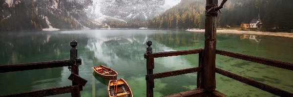 Góry, Jezioro Pragser Wildsee, Mgła, Łódki, Lago di Braies, Dolomity, Pomost, Włochy