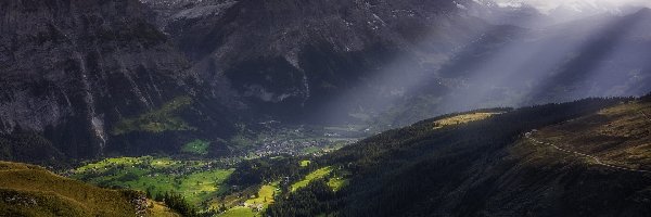 Przebijające światło, Grindelwald Valley, Wioska Grindelwald, Kanton Berno, Szwajcaria, Alpy Berneńskie, Góry