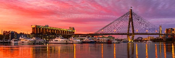 Zachód słońca, Zatoka Black Wattle, Most Anzac Bridge, Sydney, Australia, Wieżowce, Łodzie