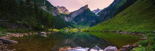 Jezioro Seealpsee, Góry, Domy, Łódka, Alpy, Kamienie, Drzewa, Szwajcaria