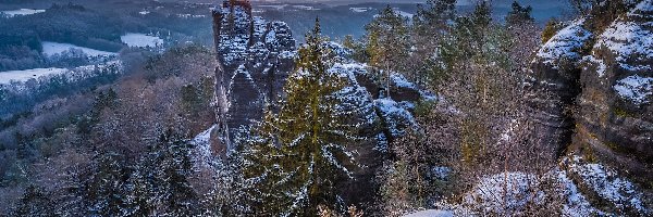 Niemcy, Góry Połabskie, Skały, Zima, Zachód słońca, Park Narodowy Saskiej Szwajcarii, Drzewa