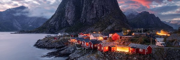 Wioska Hamnoy, Światła, Góry, Lofoty, Morze Norweskie, Norwegia, Chmury, Domy, Skały