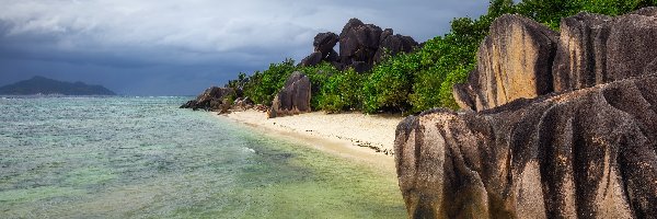 Palmy, Plaża Anse Source dArgent, Skały, Morze, Wyspa La Digue, Seszele, Chmury, Głazy, Roślinność