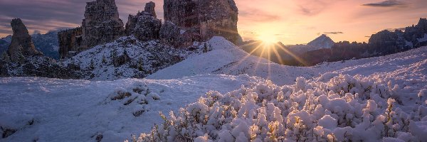 Skały, Góry, Włochy, Promienie słońca, Dolomity, Cinque Torri, Roślinność, Zima