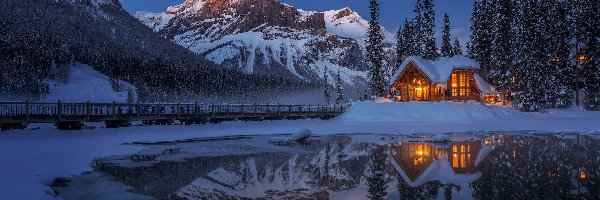 Oświetlony, Kanada, Zima, Park Narodowy Yoho, Odbicie, Jezioro, Dom, Drzewa, Emerald Lake, Alberta, Góry