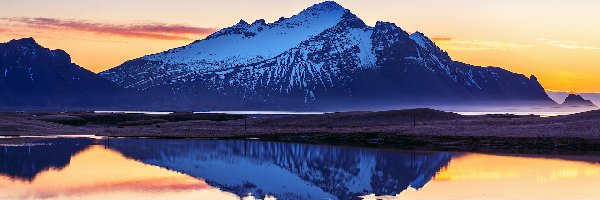 Góra Vestrahorn, Zachód słońca, Plaża Stokksnes, Islandia, Odbicie