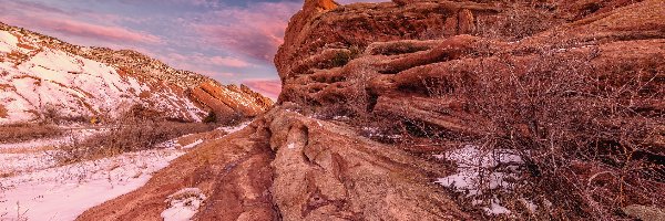 Trawy, Wschód słońca, Red Rocks Park, Skały, Stany Zjednoczone, Śnieg, Droga, Kolorado, Ogrodzenie, Chmury, Morrison