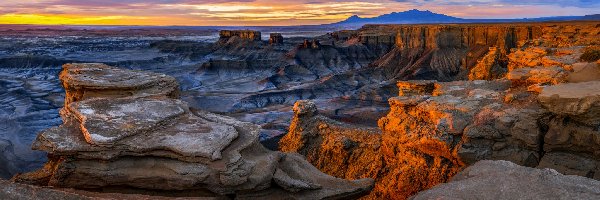 Stany Zjednoczone, Skały, Chmury, Góry, Wschód słońca, Utah, Hanksville