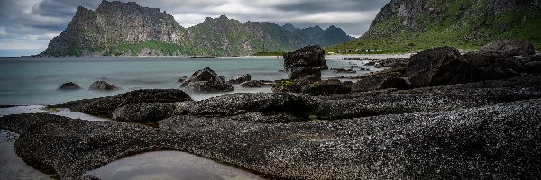 Skały, Lofoty, Chmury, Uttakleiv Beach, Góry, Wybrzeże, Plaża, Norwegia, Morze Północne, Kamienie