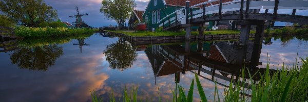 Domy, Skansen Zaanse Schans, Chmury, Drzewa, Wiatraki, Most, Rzeka, Holandia