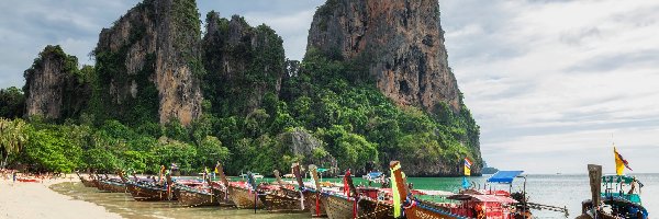 Tajlandia, Railay Beach, Skała, Plaża, Morze, Drzewa, Łodzie