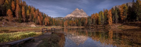 Jesień, Antorno Lake, Włochy, Mostek, Masyw Tre Cime di Lavaredo, Las, Drzewa, Jezioro, Góry Dolomity, Prowincja Belluno