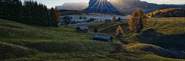 Domy, Drzewa, Dolomity, Góry Sassolungo, Włochy, Seiser Alm, Płaskowyż, Jesień, Wschód słońca