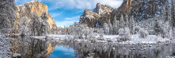 Sierra Nevada, Merced River, Rzeka, Obłoki, Zima, Kalifornie, Góry, Odbicie, Drzewa, Stany Zjednoczone, Śnieg, Park Narodowy Yosemite